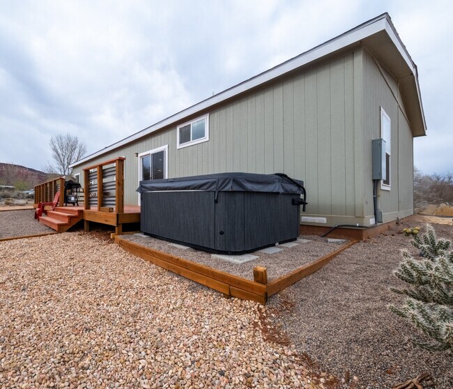 Building Photo - 523 W Vance Dr