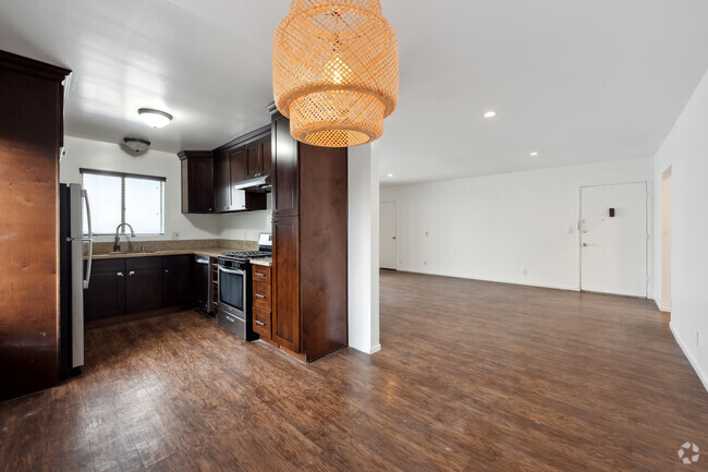 Interior Photo - 633 N Hayworth Ave