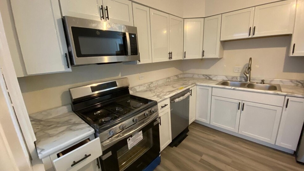 Building Photo - 9325 S Loomis St