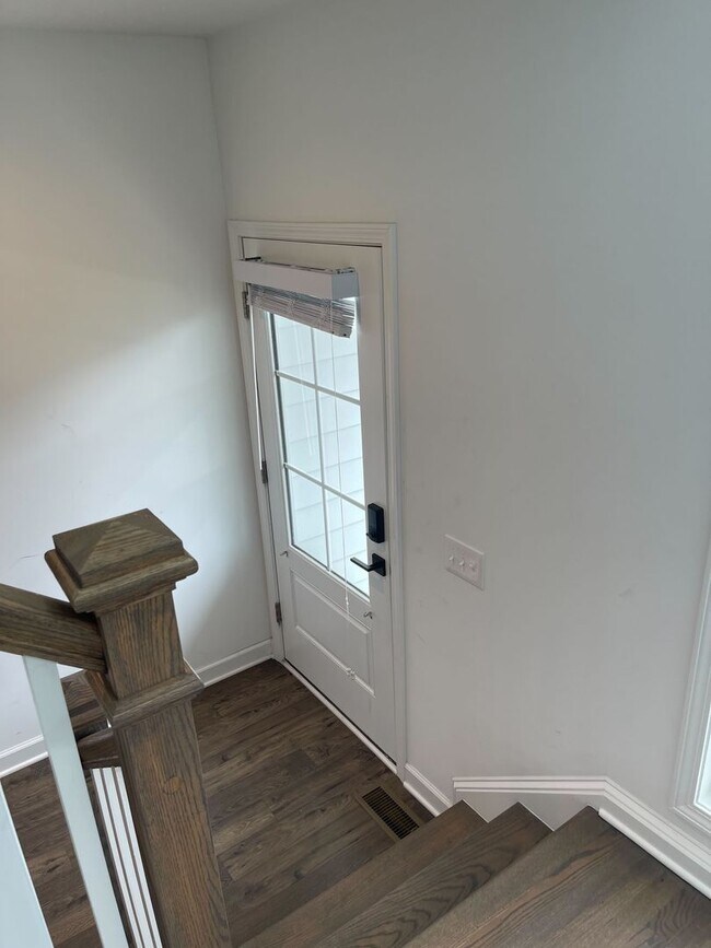 Building Photo - Spacious Home in Westhill Community