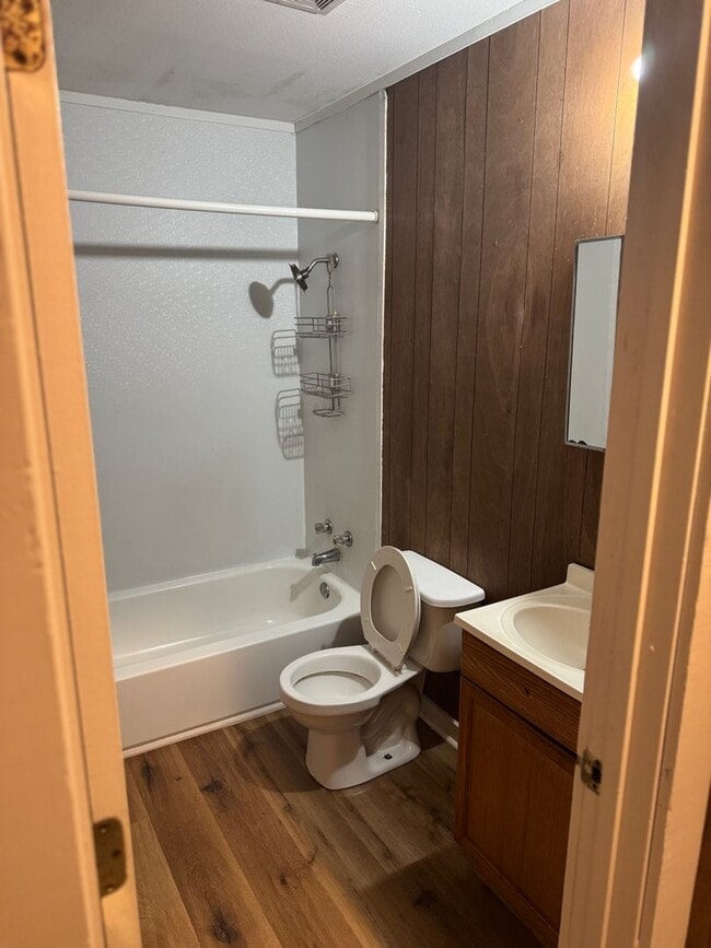 Building Photo - 2 Bedroom / 1 Bathroom Home with 1 Car Gar...