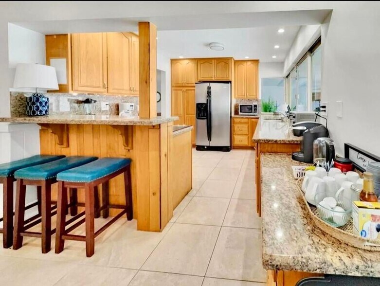 Building Photo - 5940 NE 22nd Ave