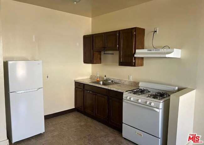 Building Photo - 537 S Kenmore Ave