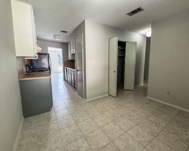Building Photo - 601 Hickory Dr