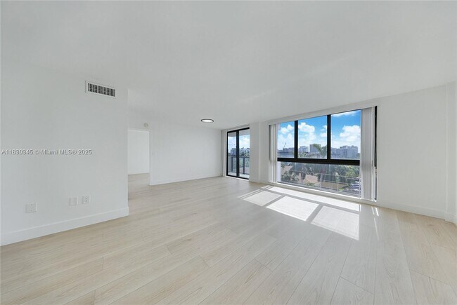Building Photo - 9800 W Bay Harbor Dr