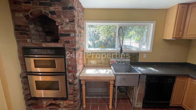 Building Photo - 2 Primary Suites + Huge Yard in Markham - ...