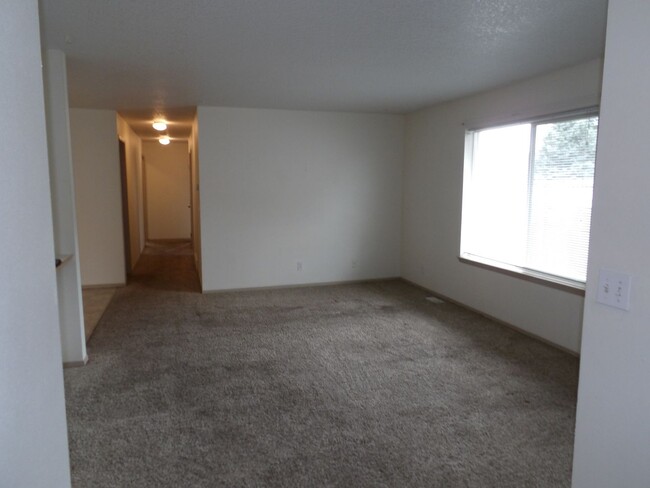 Building Photo - Duplex in Post Falls!