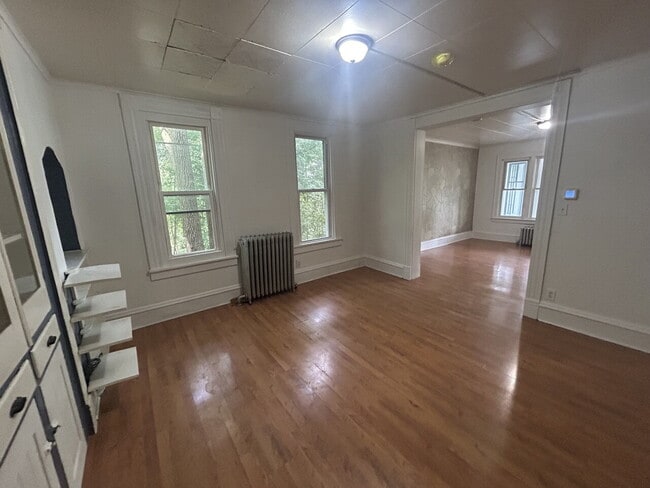 Building Photo - "Spacious 5-Bedroom Family Retreat with 2 ...