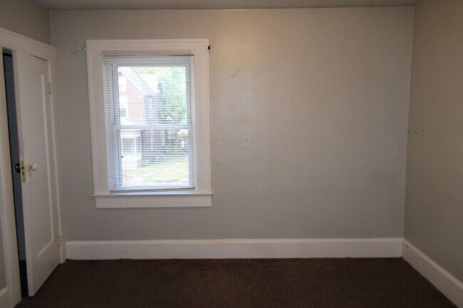 Building Photo - 4 Bedroom House Close to Ball State University. (NO SECTION 8)