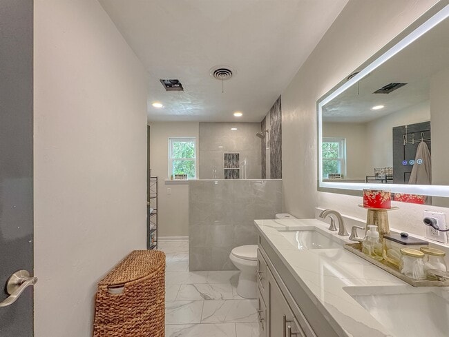 Building Photo - 1044 Seminole Dr