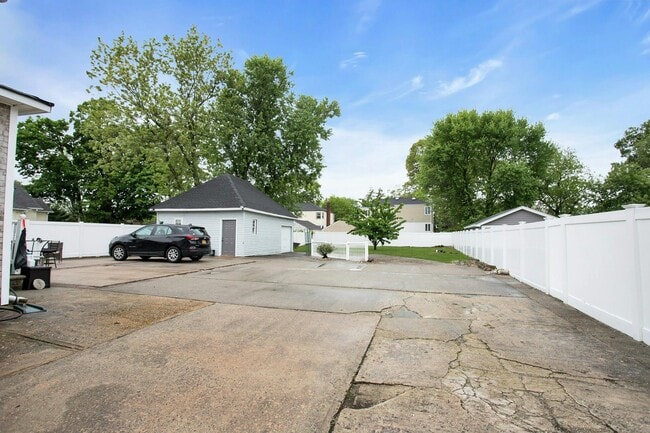Building Photo - 217 Rocklyn Ave