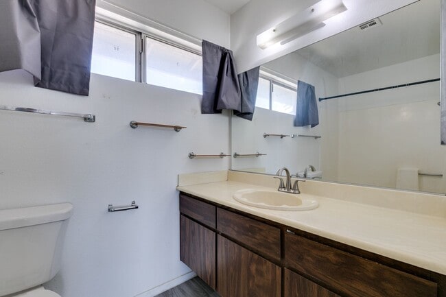 Building Photo - Double Primary Townhome with Spacious Backyard in 89115!