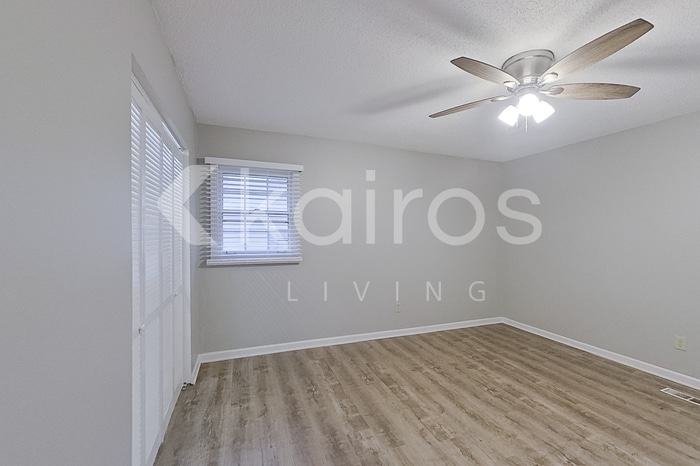 Building Photo - 2319 Applewood Dr