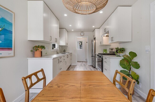 Building Photo - Alta Heights Beautifully Renovated Cottage