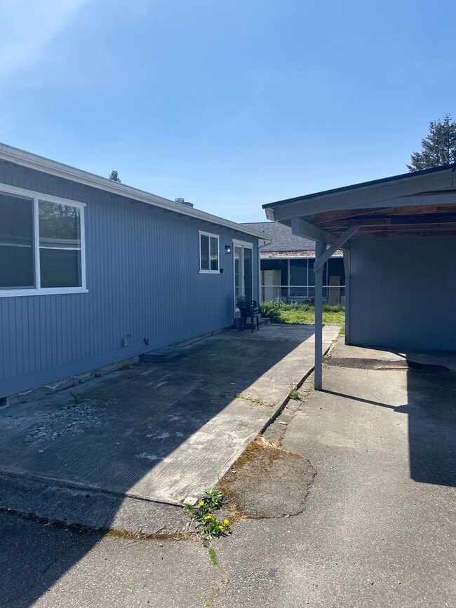 Building Photo - 3bd/1 Ba Rambler in Spanaway