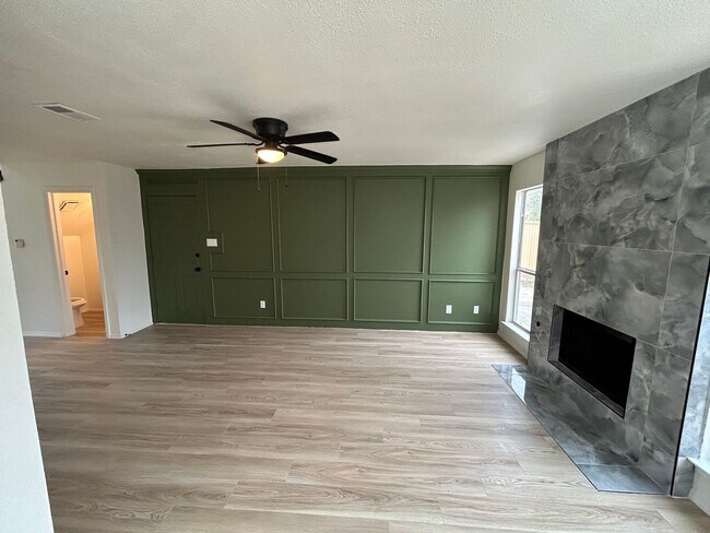 Building Photo - 1131 Holly Dr