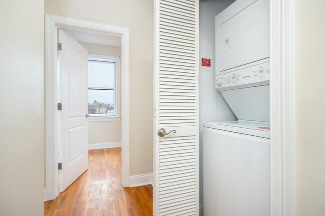 Building Photo - 528 47th St