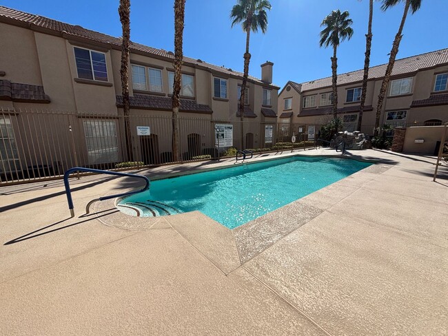 Building Photo - Beautifully designed 2Bed/2Bath/2Car Townhome located in Summerlin