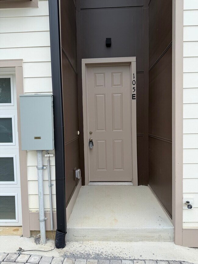 Building Photo - 105 Hart Ln