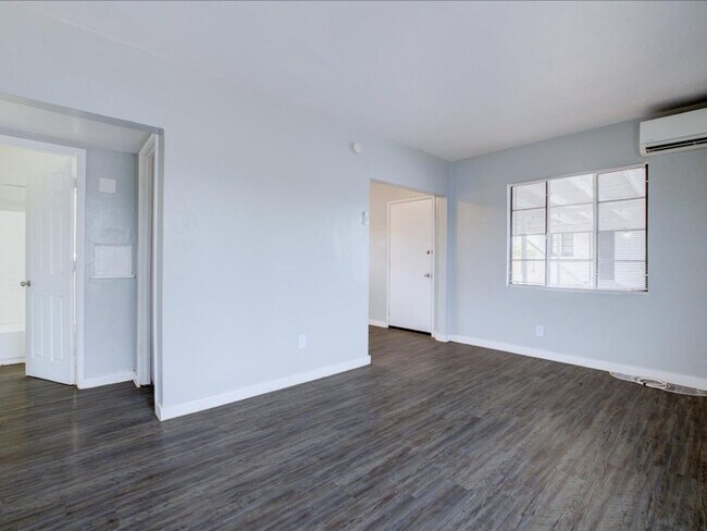 Building Photo - Cozy & Modern 2-Bedroom Home