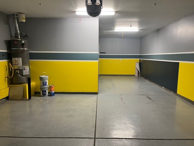 Building Photo - 4 Bedroom 2, Bath, 2900 sqft. w/t Separate 1 Bedroom 1 Bath Guest Quarters for Lease.