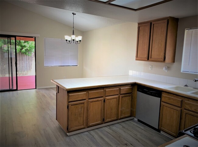 Building Photo - West Hemet. 3 bedroom 2 bath home!