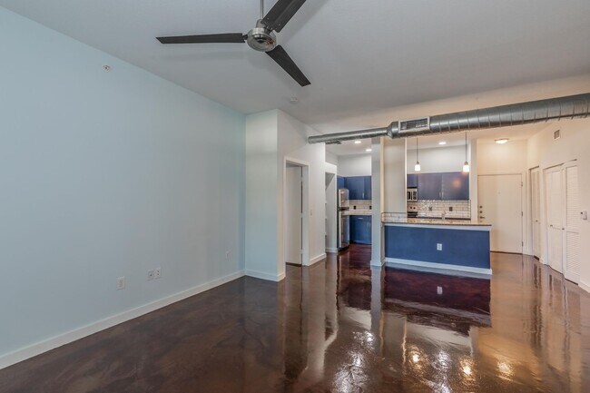 Building Photo - T&P Downtown Condo!