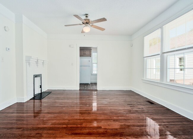 Building Photo - Classic Charleston Home with Modern Comforts!