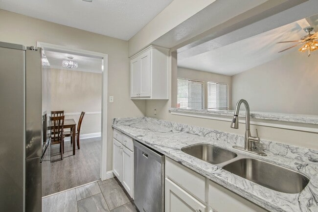 Building Photo - Precious 2/1 Townhome w/ Yard & Garage Available Now!