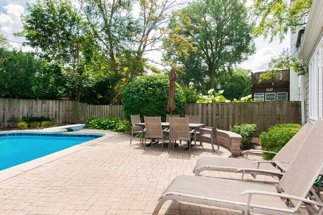 Building Photo - 9445 Avers Ave