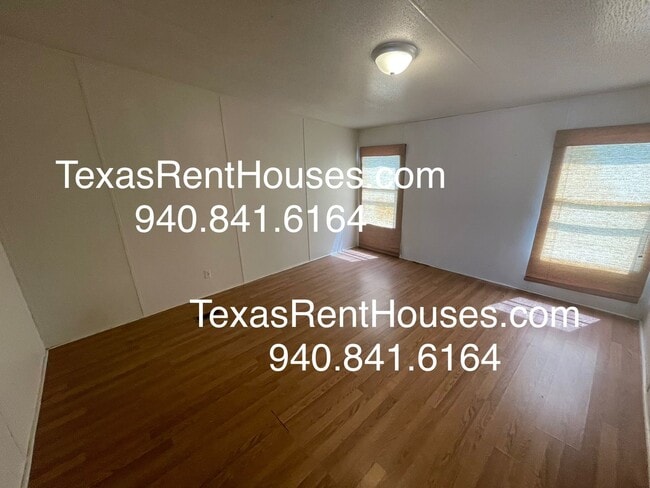 Building Photo - Massive home ready for rent near Legacy Hi...