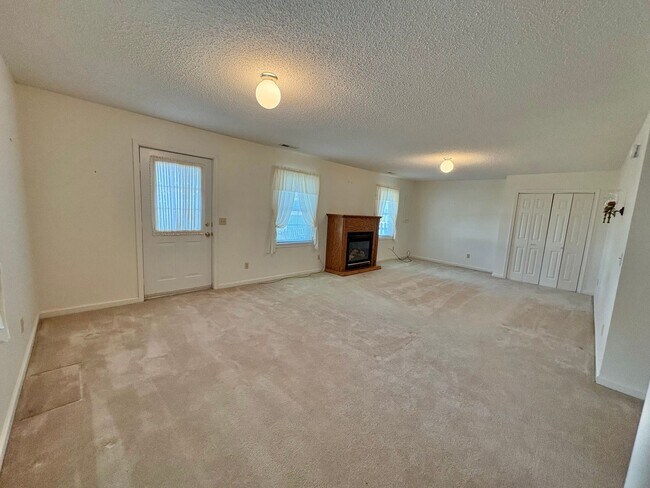 Building Photo - Duplex for Rent