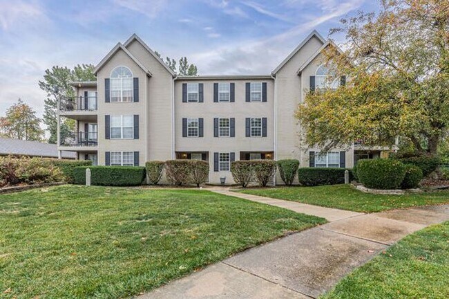 Primary Photo - Two bedroom, two bath apartment with golf ...