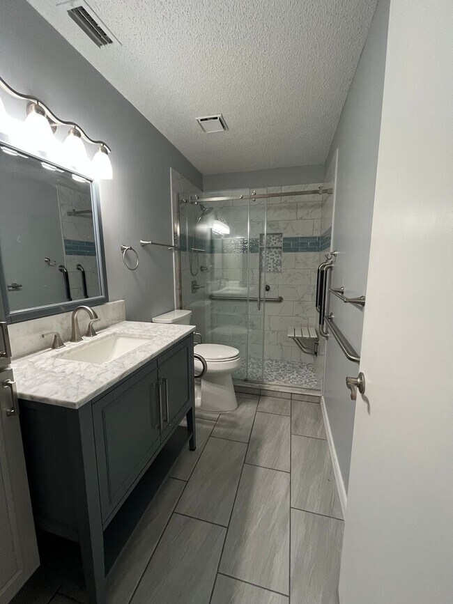 Building Photo - Kings Colony 2 / 2 bath with Florida room!