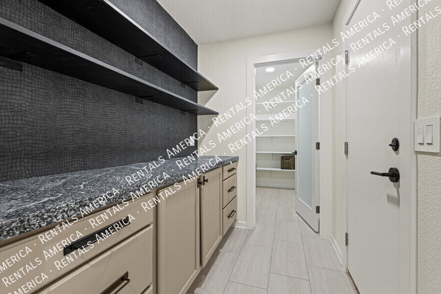 Building Photo - 7007 N Vía De Manana