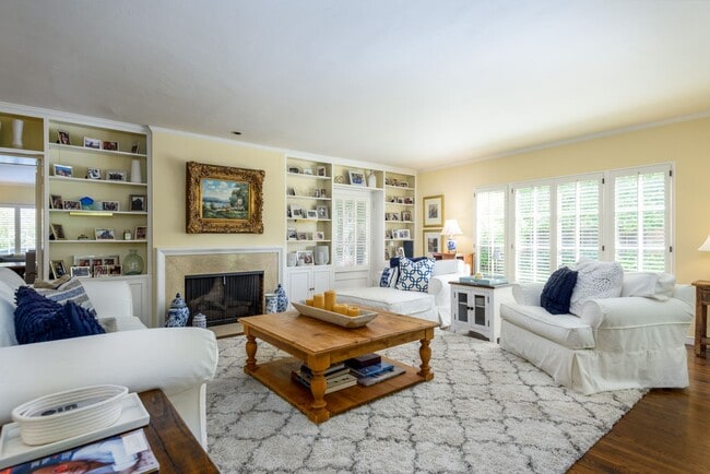 Building Photo - Classic Colonial home in the heart of pres...