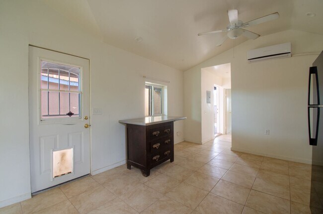 Building Photo - 2 Bed 1 Bath Home with Private Fenced Backyard!
