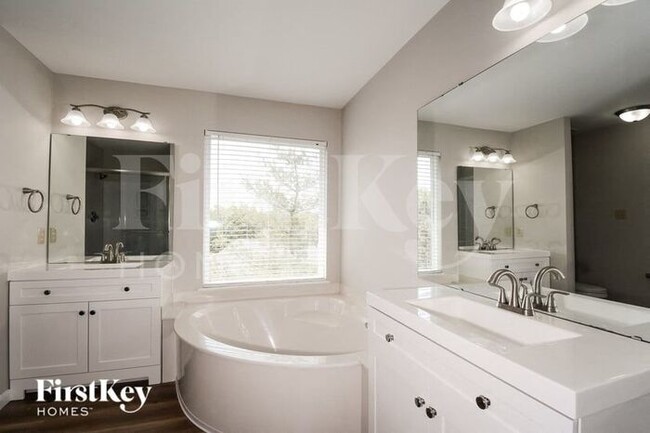 Building Photo - 16425 Bayshore Cove Ct