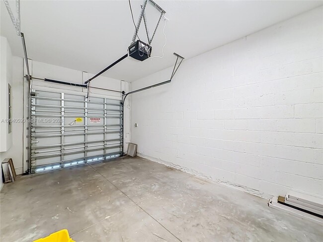Building Photo - 4607 Hollister Ave