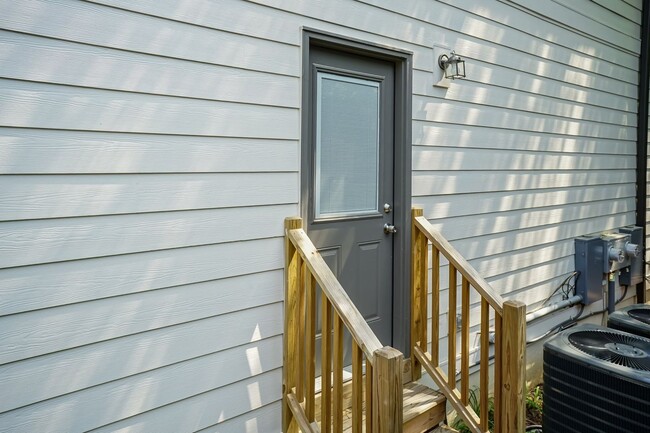 Building Photo - LIKE NEW THREE BEDROOM HOME!