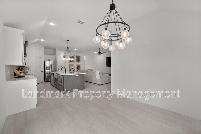 Building Photo - 816 Tesslynn Ave