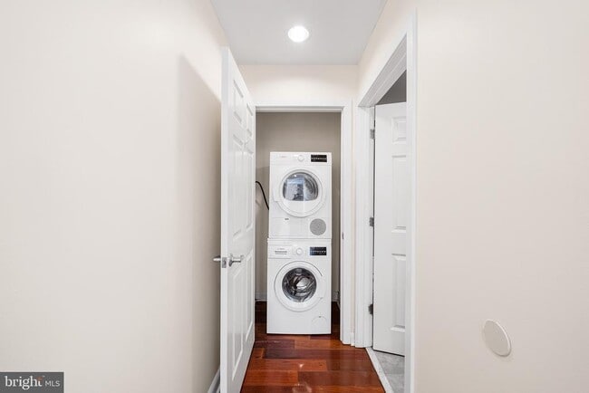 Building Photo - 22 S Front St