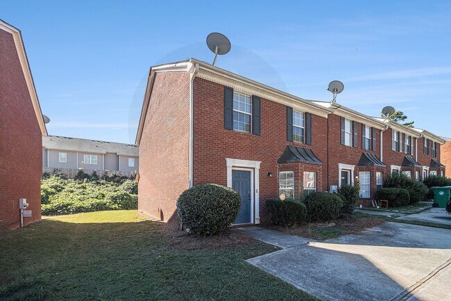 Building Photo - Spacious 3BR/2.5BA End-Unit Townhome!