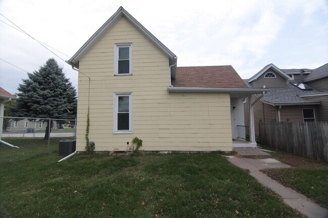 Building Photo - 3 bedroom remodeled home in Davenport near...