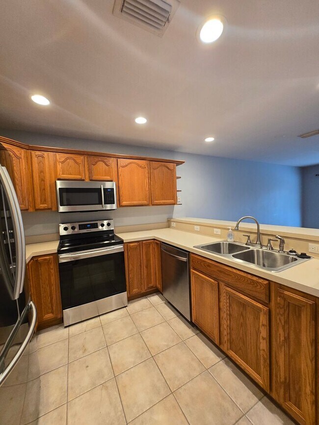 Building Photo - 3BR/3BA Two-Story Quad – Prime Location & Move-In Ready!