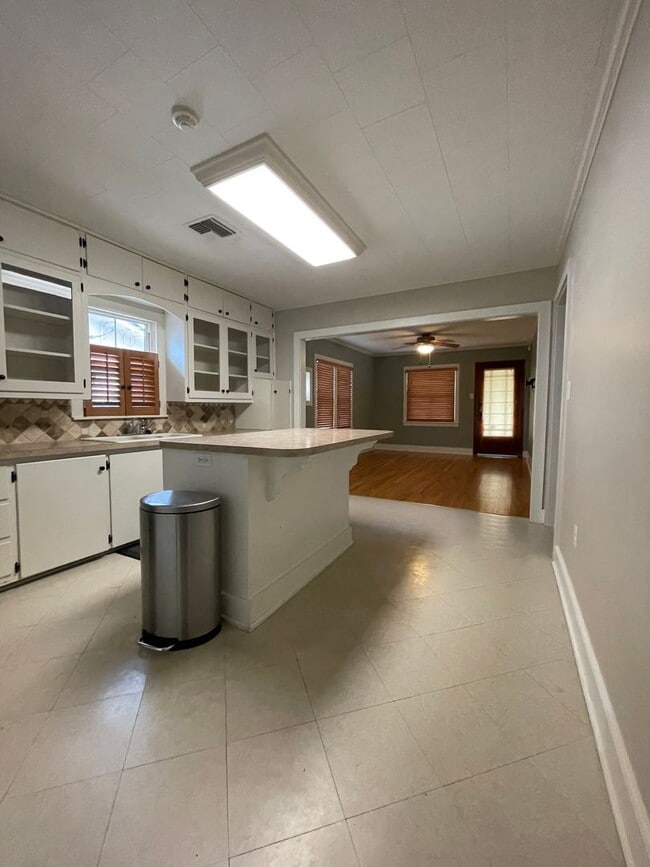 Building Photo - 2 bedroom 2 bath home