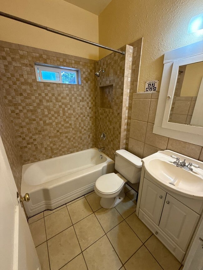 Building Photo - Charming Craftsman-Style 3-bedroom 1 bath ...
