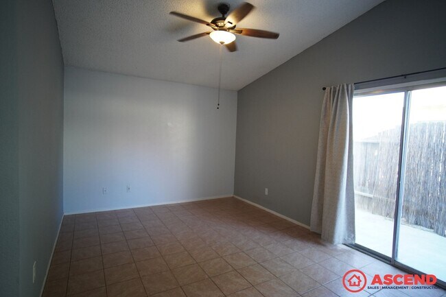 Building Photo - Cute Home in Southwest Bakersfield!