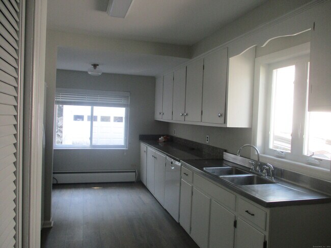 Building Photo - 10 Leuvine St