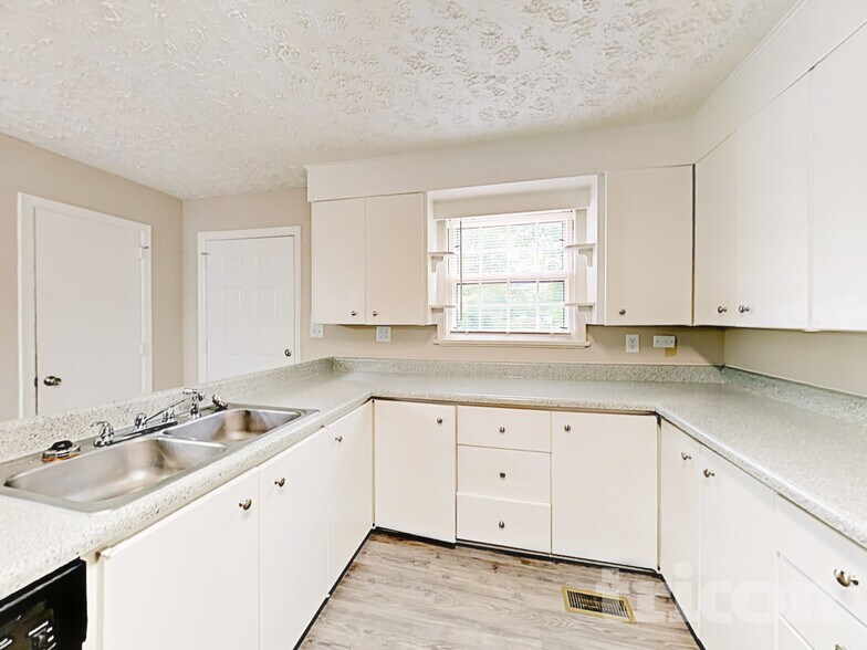 Building Photo - 1122 Paramount Cir